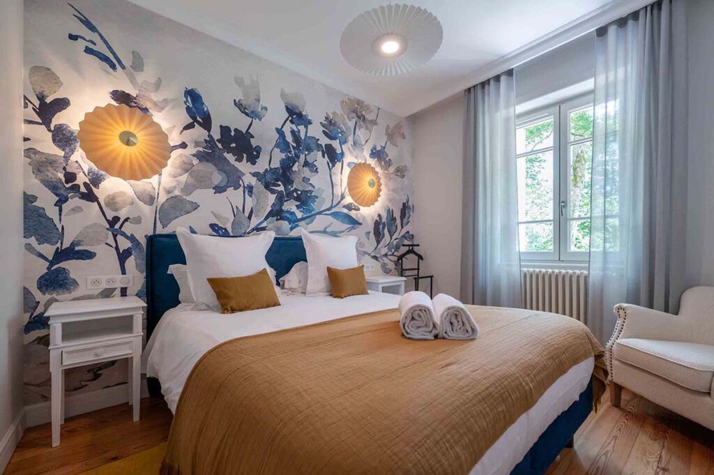 vue de la tête de lit de la chambre rouge gorge